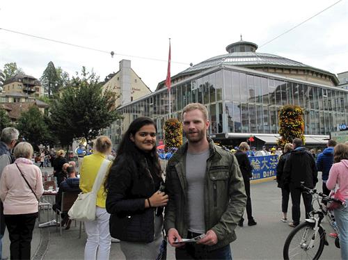 '图8：德国青年比奇（Bieg）和印度裔的女朋友蒂尤思（Thusi）第一次听说法轮功并表示支持法轮功'