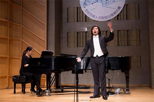 '图6：男声组铜奖获得选手蔡维恕，十一月十日在新唐人第七届全世界华人美声唱法声乐大赛决赛中演唱。'