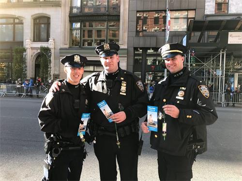 '图13：纽约警察说：我们保护你们'