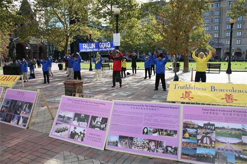 '图1：法轮功学员在美国波士顿市的科普利广场（Copley?Square）举办活动，向民众传播真相。'