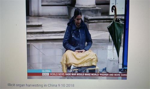 '图8：BBC播出镜头中，一位西人法轮功学员在伦敦中使馆前和平抗议'