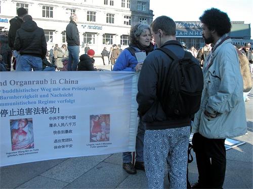 '图1：二零一八年十一月十七日，法轮功学员在科隆大教堂前的广场上举办讲真相的活动。'