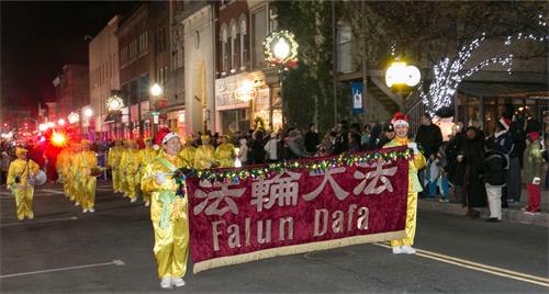 法轮功腰鼓队参加上州米德敦市（Middletown）圣诞点灯游行。