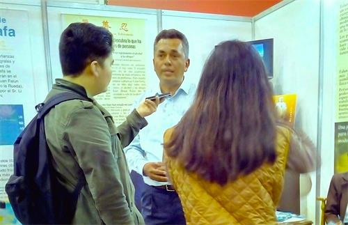 图3： 法轮功学员接受厄瓜多尔国际大学新闻系采访