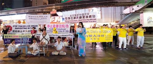 '图4～5：集会现场，法轮功学员分别以中文和马来文向民众宣读文告，呼吁民众关注和帮助制止中共对法轮功的残酷迫害。'