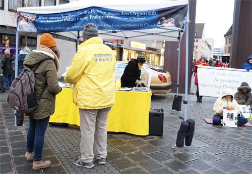 '图1：德国法轮功学员在纽伦堡著名的圣婴圣诞市场举办活动。'