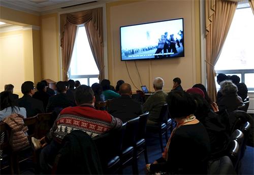 '图2：十二月四日下午，在美国国会众议院瑞本大楼举办了一场研讨会，呼吁制止中共人权暴行，声援中国民众退出中共。图为研讨会前播放了法轮功真相短片。'