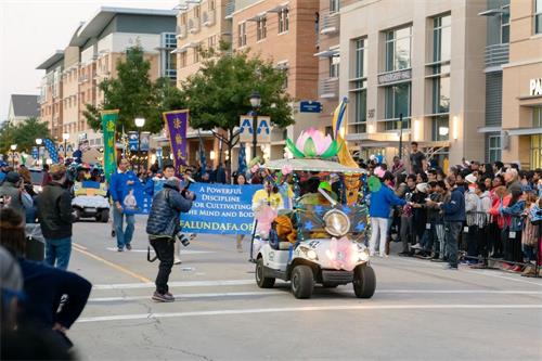 '图3：青年法轮功学员参加德州大学阿灵顿分校返校日游行受欢迎。'