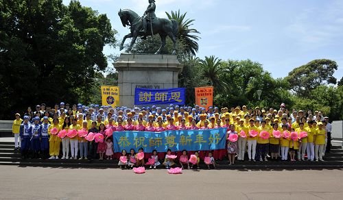 墨爾本部分法輪功學員恭祝師尊李洪志先生新年快樂。