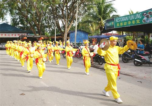 '图1～3：戊戌年大年初九（2018年2月24日），马来西亚法轮功学员来到雪兰莪州双溪比力新村（Sungai Pelek）举行了第一场新年游行，向当地民众拜年、送祝福，广获各族民众的欢迎。'