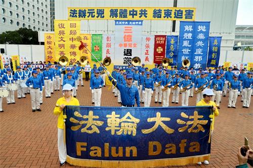 '图2：三月十八日，香港法轮功学员及一些市民在香港中环爱丁堡广场举行盛大集会，庆祝并声援近三亿人退出中共党、团、队组织。'