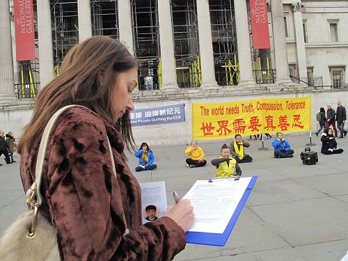 图4： 二零一八年三月二十二四日，在伦敦特拉法加广场（鸽子广场），客户服务经理吉尔•托内（Jill Thorne）女士在庆祝三亿中国人退出中共活动现场签名反迫害。