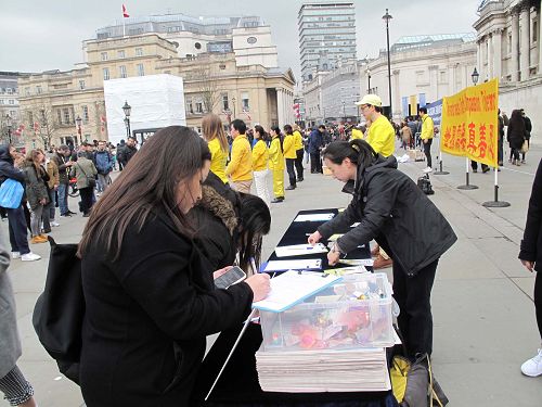 图9：二零一八年三月二十四日，两个从巴西来伦敦旅游的女孩名支持法轮功反迫害。