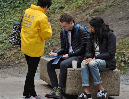 '图1～3：温哥华法轮功学员2018年4月8日来到温哥华市中心艺术馆前举行活呼吁营救孙茜，市民纷纷签名支持。'
