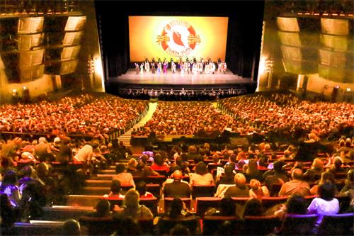 图3：二零一八年四月六日和七日，神韵纽约艺术团在巴黎国际会议中心的演出上演了三场演出，均爆满。图为四月七日晚演出结束时，演员谢幕的现场盛况。
