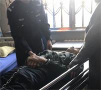 '刘福斌在泰来县医院手脚被手铐脚镣扣在床上'