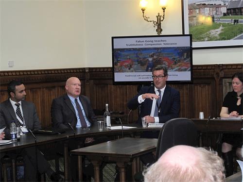 '图3：二零一八年四月十七日，英国保守党人权委员会副主席本尼迪克特·罗杰斯（右二）在揭露中共活摘良心犯器官罪行圆桌会议上发言'