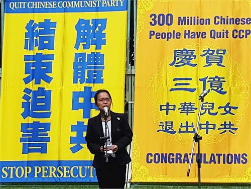 '图6：越南澳大利亚社区秘书长阮女士（Thuy Dinh Tran）在集会上发言说：她表示声援：“我们站在你们身边支持你们，中国人民！”'