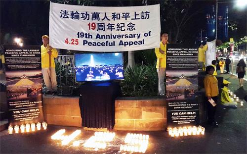 '图1：四月二十四日下午至傍晚，法轮功学员在悉尼海德公园点燃烛光，炼功、讲真相，纪念“四·二五”。'