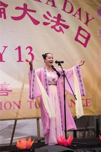'图14：二零一八年五月十日，法轮功学员陈瑶在庆祝“第十九界世界法轮大法日”上表演女声独唱。'
