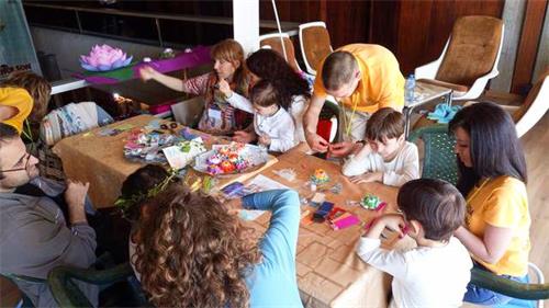 '图4：儿童们在学习折叠纸莲花'