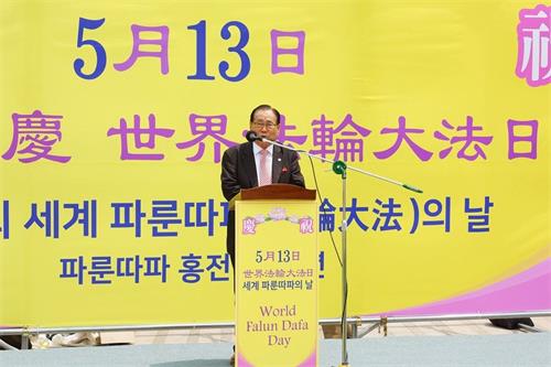 '图15：韩国“国际基督教宣教协议会”总裁李基喆先生在庆典上发表演说时说，法轮功修炼可以成为恢复国民道德的重要的对策。'