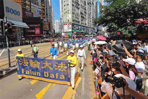 '图8：天国乐团在香港闹市行进，雄伟的奏乐声令沿路民众深受震撼。'