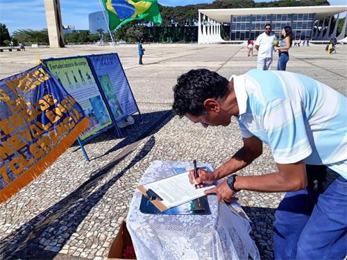 '图5：了解真相后的巴西人签名支持制止迫害。'