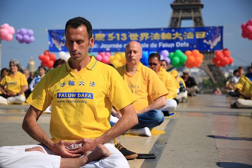 图1～2：五月二十日，法国法轮功学员在法国巴黎人权广场庆祝法轮大法日，演示法轮功功法。