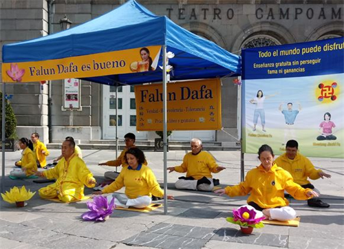 Figura 1-2: los practicantes de Falun Gong españoles demuestran la práctica de Falun Gong en la plaza del centro de Oviedo