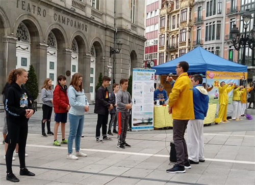 "Figuras 3 a 4: grupos estudiantiles de Estados Unidos pasan por aquí y aprenden a practicar Falun Gong en el acto".