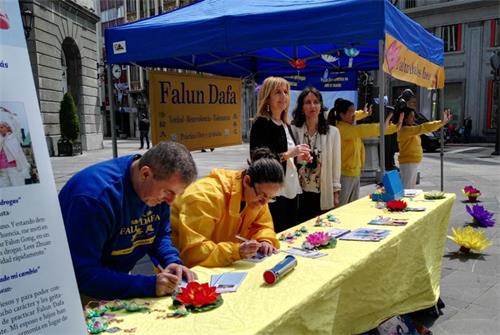 Foto 5: Marisa Pinga (izquierda 3), un funcionario del gobierno de Oviedo, España, vino a la escena para apoyar las actividades de los practicantes de Falun Gong