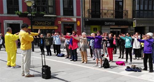'Figura 6: la gente local en Oviedo, España aprende a practicar Falun Gong en el acto'