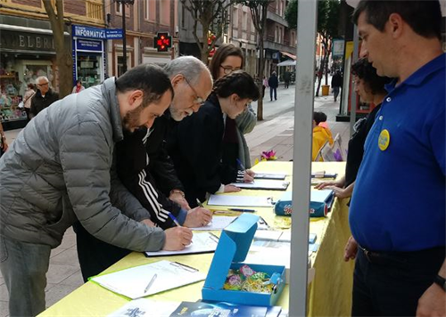 'Figuras 8 a 11: las personas en Oviedo en España firman su solidaridad contra la persecución de Falun Gong'