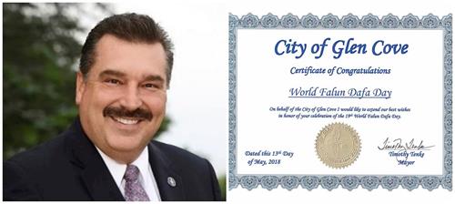 '图11：纽约长岛格伦科夫市（Mayor of Glen Cove）市长蒂姆•探克（Tim Tenke）颁发褒奖证书，庆祝“世界法轮大法日”。'