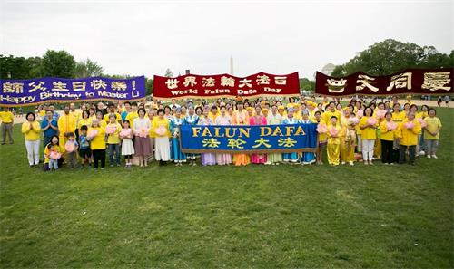 񟭒年5月5日，美國首都華盛頓地區部份法輪功學員聚集在美國國家廣場，慶祝“世界法輪大法日”，恭祝師父華誕。'