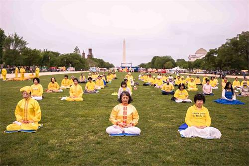 񟭒年5月5日，美國首都華盛頓地區部份法輪功學員聚集在美國國家廣場集體煉功，慶祝“世界法輪大法日”。'