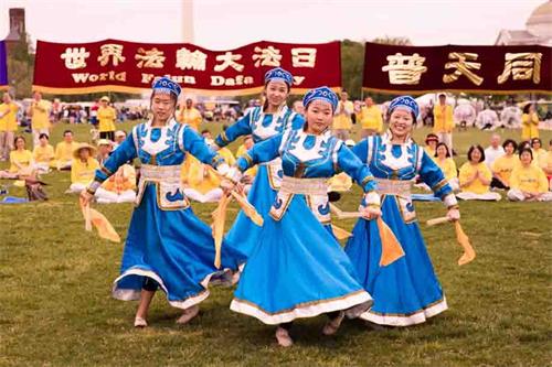 '圖6：二零一八年五月五日，在美國首都華盛頓的“世界法輪大法日”慶祝活動上，明慧學校的大法小弟子表演蒙古舞。'