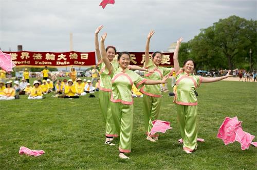 '圖7：二零一八年五月五日，在美國首都華盛頓的“世界法輪大法日”慶祝活動上，明慧學校的大法小弟子表演手絹舞。'
