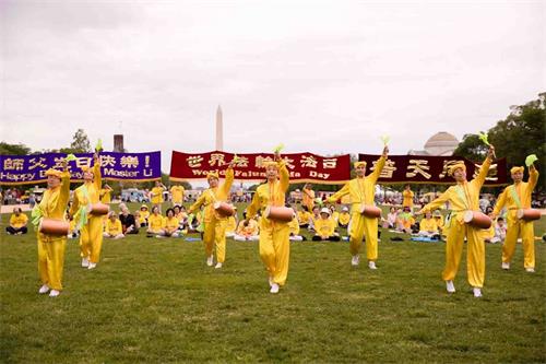 '圖9：二零一八年五月五日，在美國首都華盛頓的“世界法輪大法日”慶祝活動上，法輪功學員表演腰鼓。'