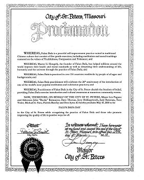 '图2：?密苏里州圣彼得（St.?Peters）市长蓝·帕格诺（Len?Pagano）颁发褒奖，宣布法轮大法日。'