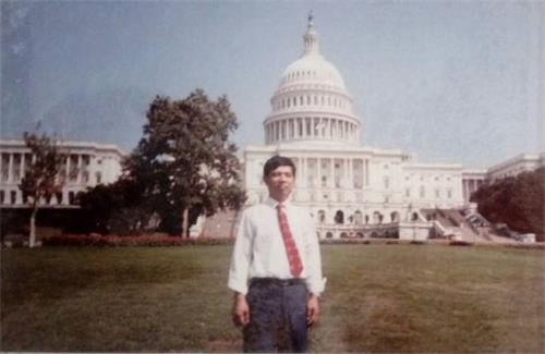 1990年曹红如在美国国会山庄留影