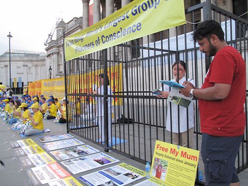 图2～3二零一八年六月三日下午，英国法轮功学员晓童在特拉法加广场北台阶反迫害讲真相