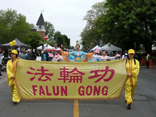 图4-6：六月二日，法轮功学员组成的莲花艺术团的仙女队、花车和舞狮队参加了万锦市的渔人村节（Unionville Festival ）游行。