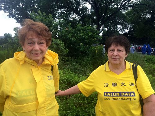 六十九岁的泽玛（左）和七十岁的瓦伦提娜亲身体验了法轮功的健身奇效。