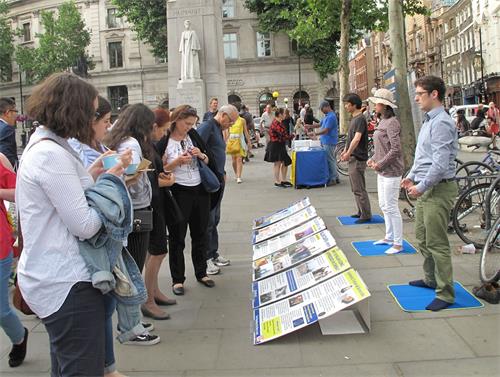 图4～5：二零一八年六月十二日，英国法轮功学员在伦敦圣马丁广场炼功、讲真相。