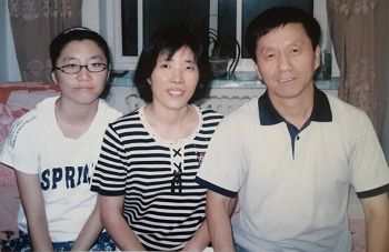 图：张鸿玉（左）与父亲张明（右）、母亲修金秋（中）在一起。