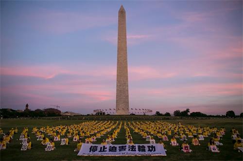 '图1～2：二零一八年七月十九日晚，法轮功学员在美国首都华盛顿纪念碑前点燃烛光，悼念过去十九年来被中共迫害致死的法轮功学员，呼吁制止迫害。'