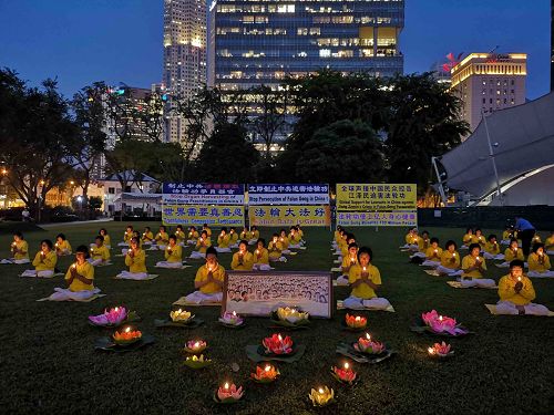 图4～5：新加坡法轮功学员在芳林公园点燃烛光，悼念被中共迫害致死的中国大陆同修