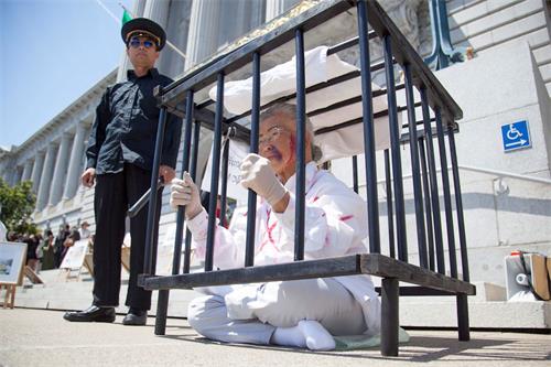 '图1～3：法轮功学员在旧金山市府前举办反酷刑展'